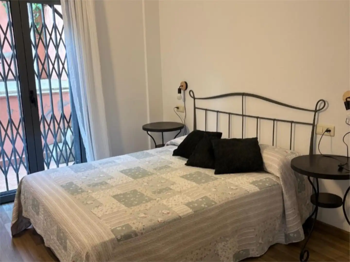 Schlafzimmer von Erdgeschoss zur Miete in Sant Pol de Mar mit Klimaanlage, Heizung und Privatgarten