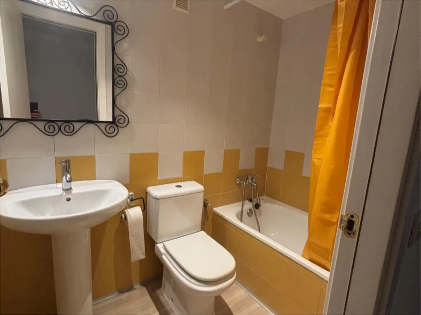Badezimmer von Erdgeschoss zur Miete in Sant Pol de Mar mit Klimaanlage, Heizung und Privatgarten