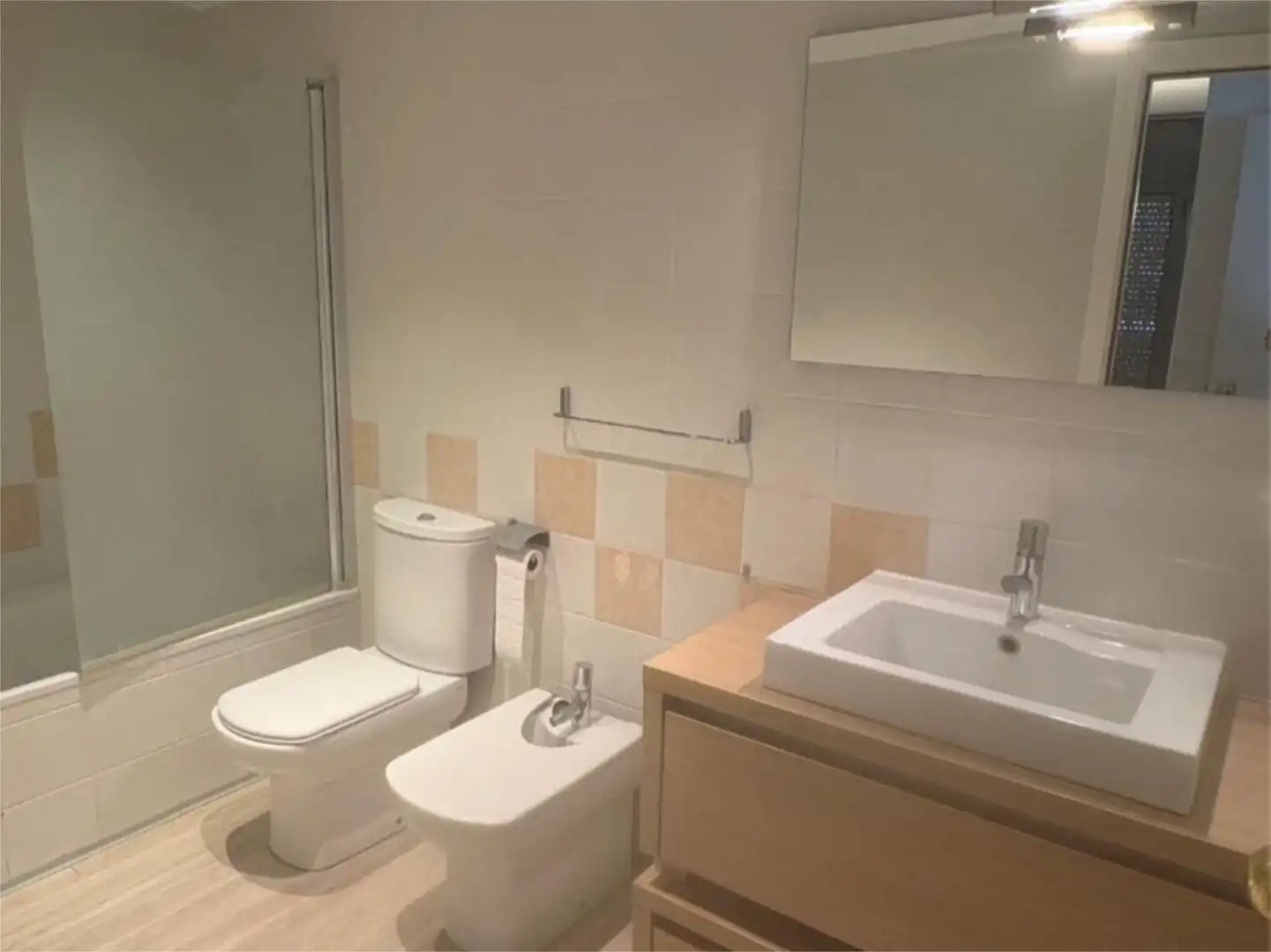 Badezimmer von Erdgeschoss zur Miete in Sant Pol de Mar mit Klimaanlage, Heizung und Privatgarten