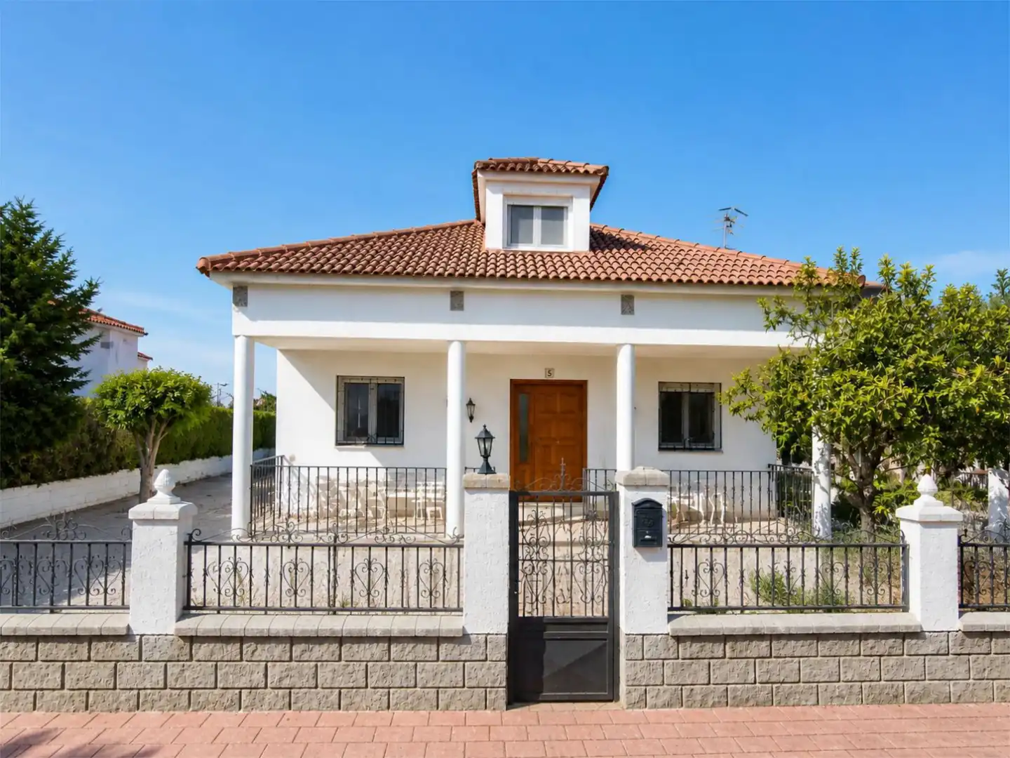 Außenansicht von Wohnung zum Verkauf in Maello mit Heizung, Privatgarten und Terrasse