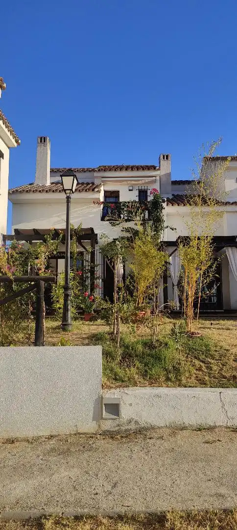 Casa adosada en venda a Calle Ue Sector 10, 2p, El Ronquillo Jardí de Casa adosada en venda en El Ronquillo amb Aire condicionat