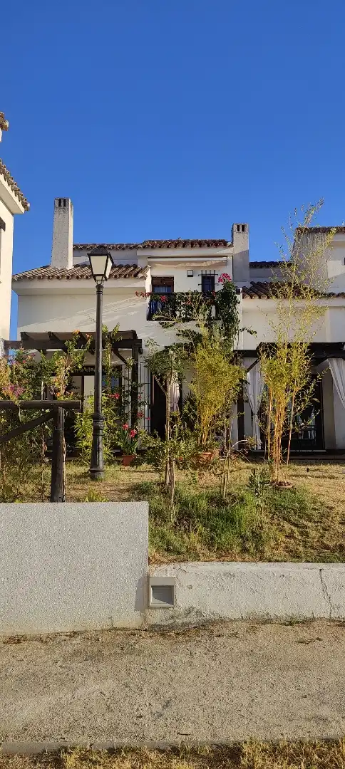 Casa adosada en venda a Calle Ue Sector 10, 2p, El Ronquillo Jardí de Casa adosada en venda en El Ronquillo amb Aire condicionat