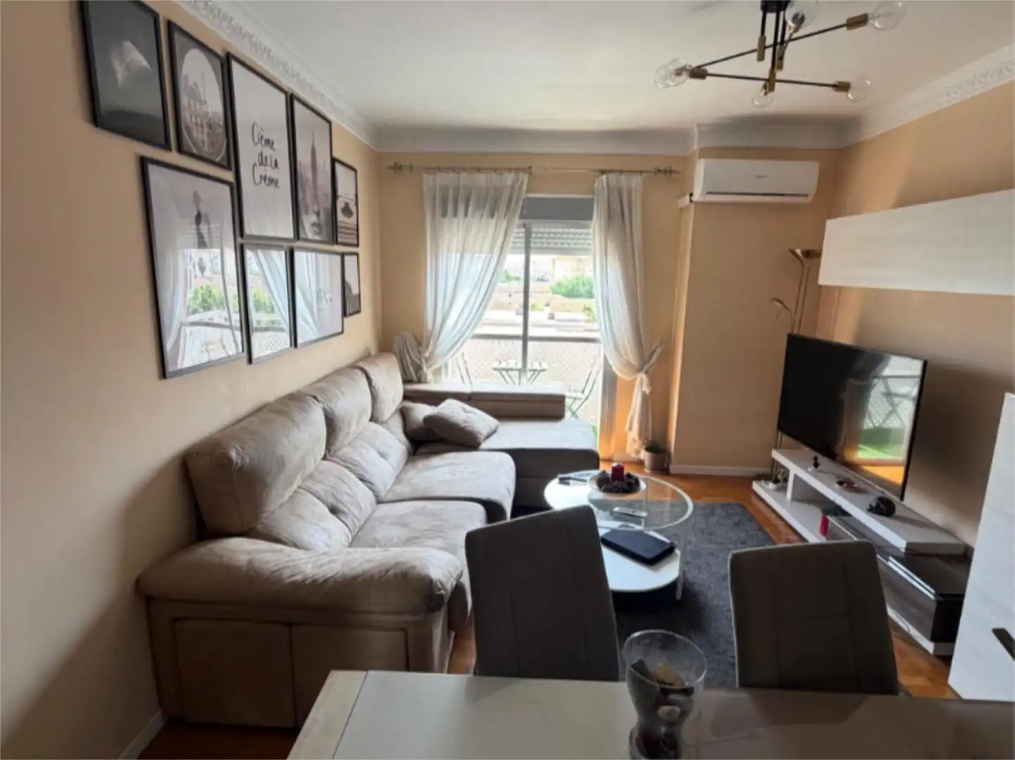 Piso en venta en Calle María Fulmen, 1, Parque Alcosa Sala de estar de Piso en venta en Sevilla con Aire acondicionado, Calefacción y Parquet