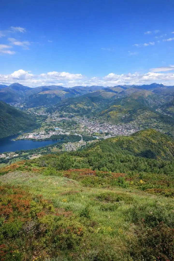 Außenansicht von Wohnung zur Miete in Villablino mit Heizung, Terrasse und Abstellraum