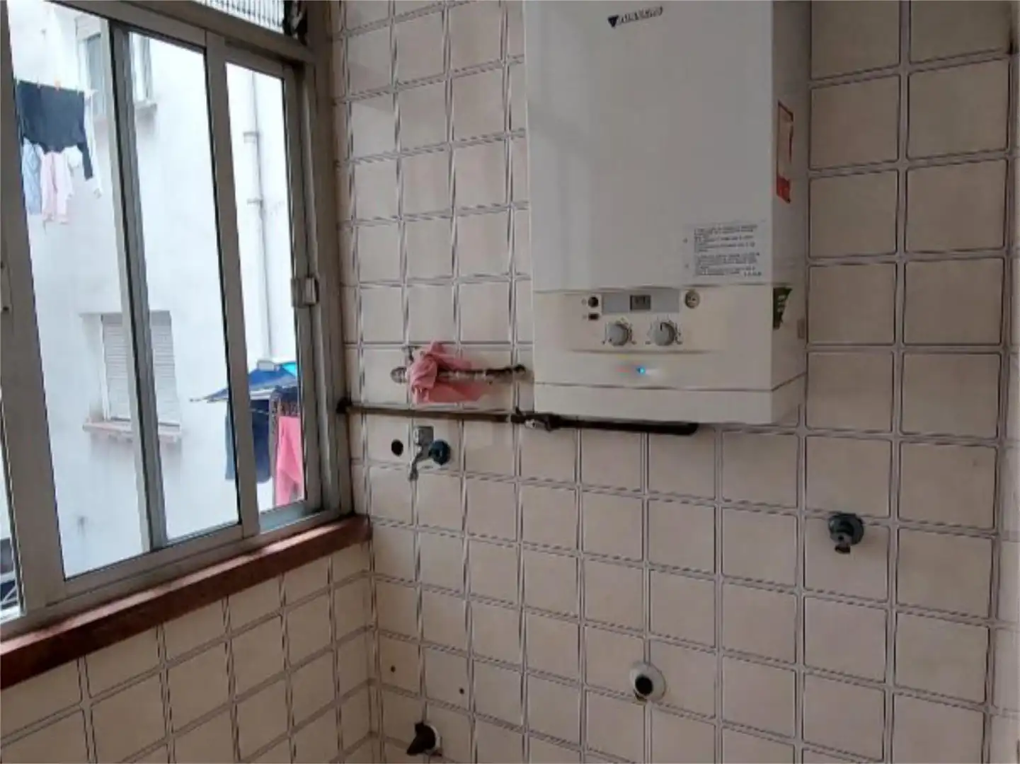 Pis en venda a Avenida de Galicia, 87, El Natahoyo Bany de Pis en venda en Gijón amb Calefacció, Parquet i Terrassa