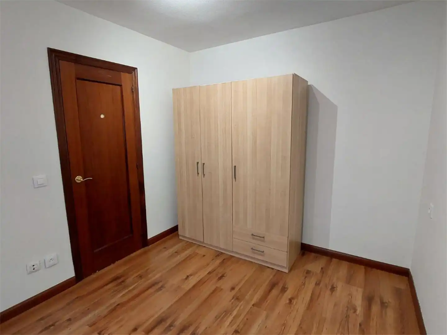 Pis en venda a Avenida de Galicia, 87, El Natahoyo Dormitori de Pis en venda en Gijón amb Calefacció, Parquet i Terrassa