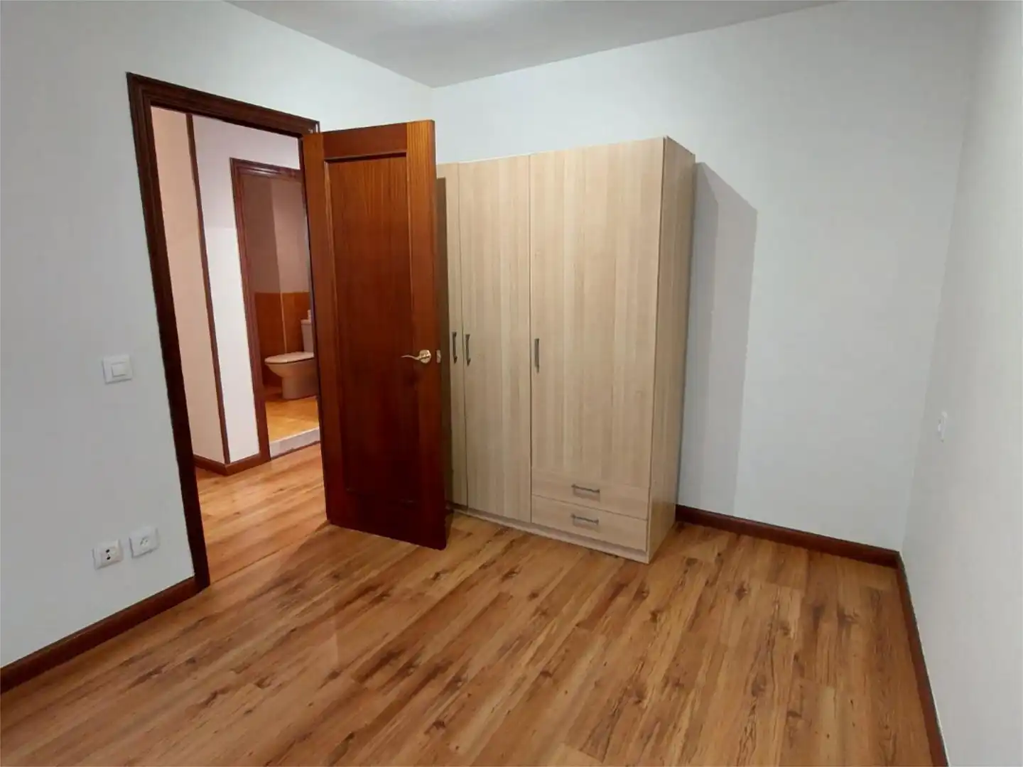 Pis en venda a Avenida de Galicia, 87, El Natahoyo Dormitori de Pis en venda en Gijón amb Calefacció, Parquet i Terrassa