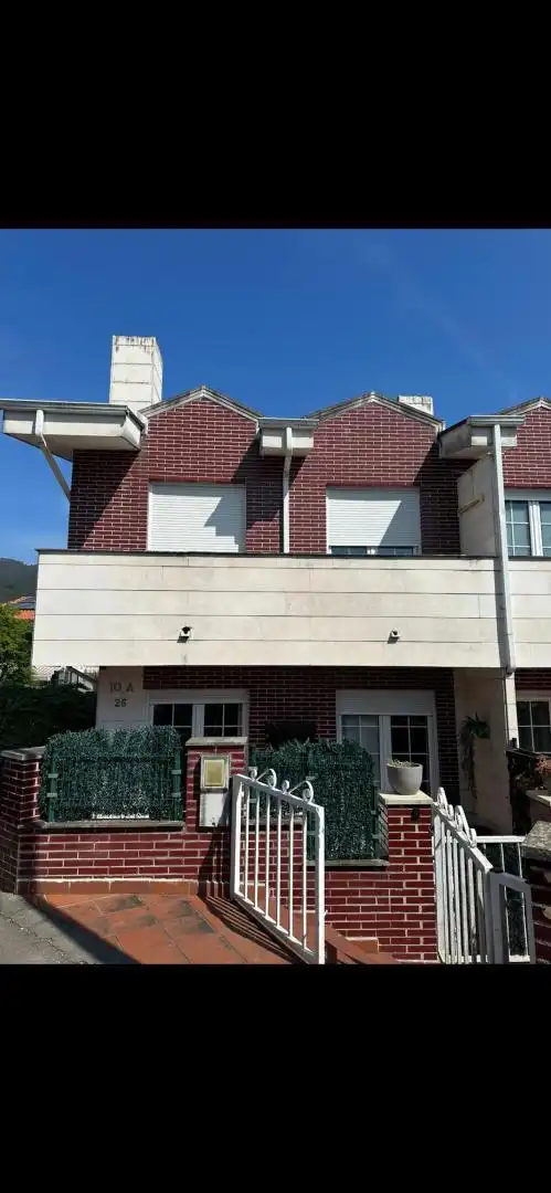 Vista exterior de Casa adosada en venta en Los Corrales de Buelna  con Calefacción, Jardín privado y Parquet