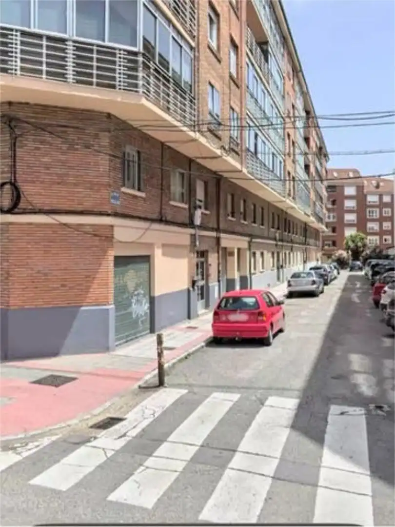 Vista exterior de Pis de lloguer en León Capital  amb Calefacció, Traster i Moblat