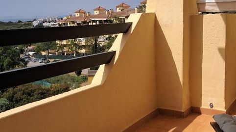 Foto 4 de Dúplex en venda a Calle Alfarnate, 4, La Concha - Resina Golf, Estepona