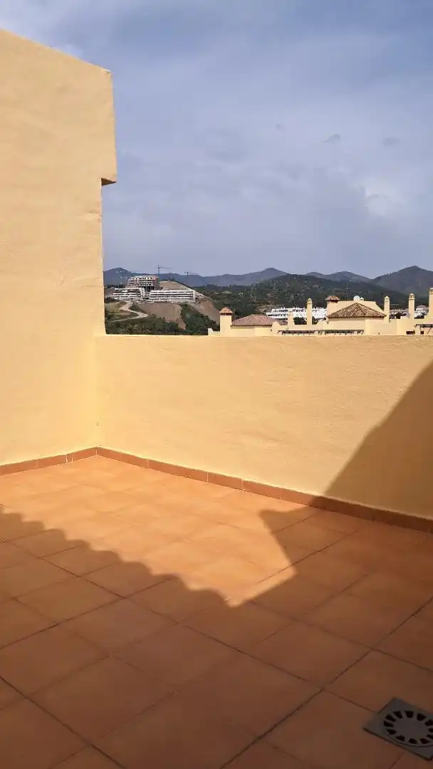 Maisonette zum Verkauf in Calle Alfarnate, 4, La Concha - Resina Golf Terrasse von Maisonette zum Verkauf in Estepona mit Terrasse und Schwimmbad