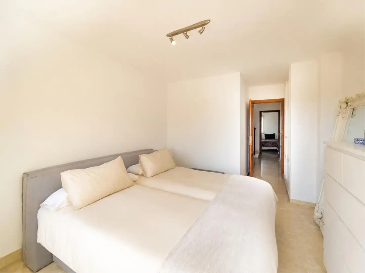 Maisonette zum Verkauf in Calle Alfarnate, 4, La Concha - Resina Golf Schlafzimmer von Maisonette zum Verkauf in Estepona mit Terrasse und Schwimmbad
