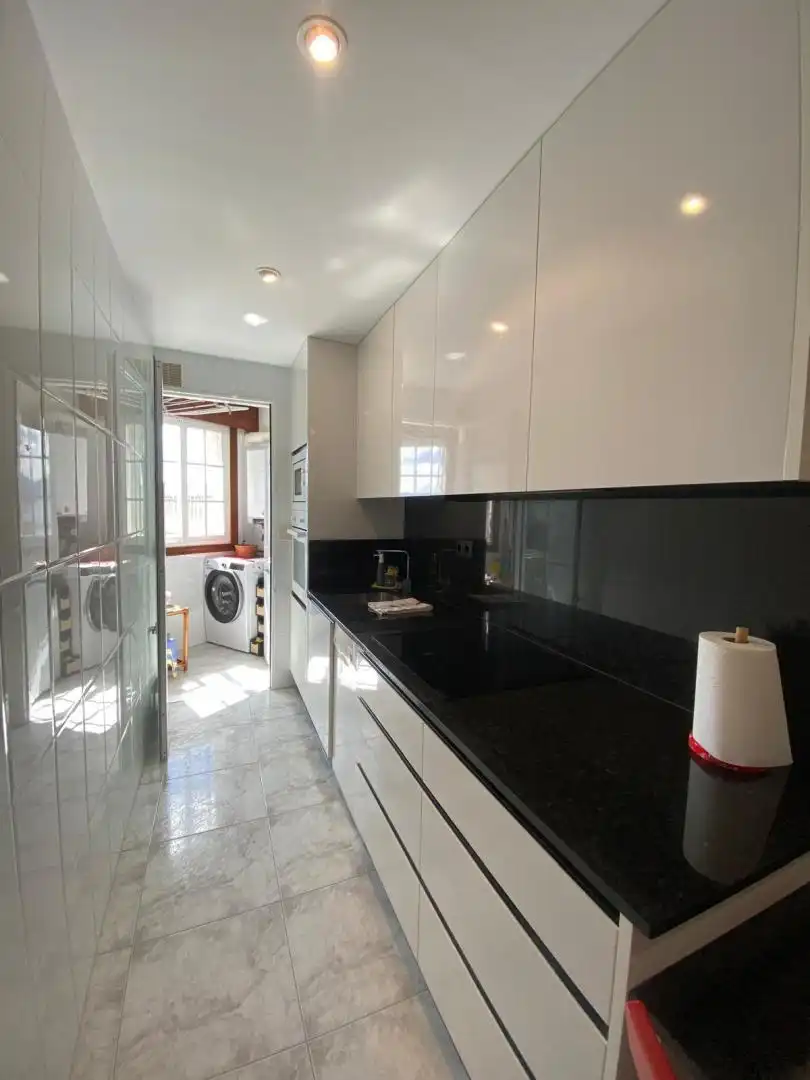 Piso de alquiler en Rúa dos Cesteiros, 7, Sanxenxo pueblo Cocina de Piso de alquiler en Sanxenxo con Calefacción, Jardín privado y Terraza
