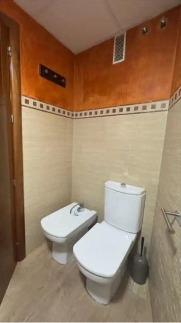 Baño de Piso de alquiler en Puente Genil con Calefacción, Terraza y Amueblado