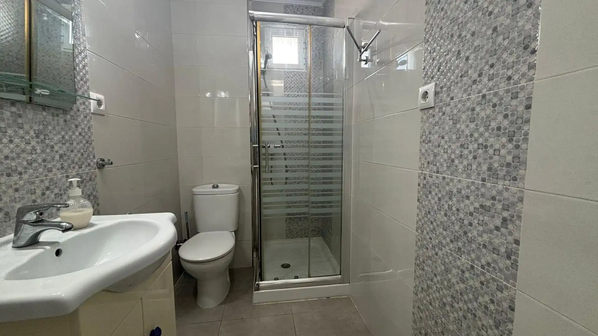 Piso de alquiler en Plaza Doctor Barraquer, 12, Doctor Barraquer - G. Renfe - Policlínico Baño de Piso de alquiler en Sevilla con Aire acondicionado, Terraza y Amueblado