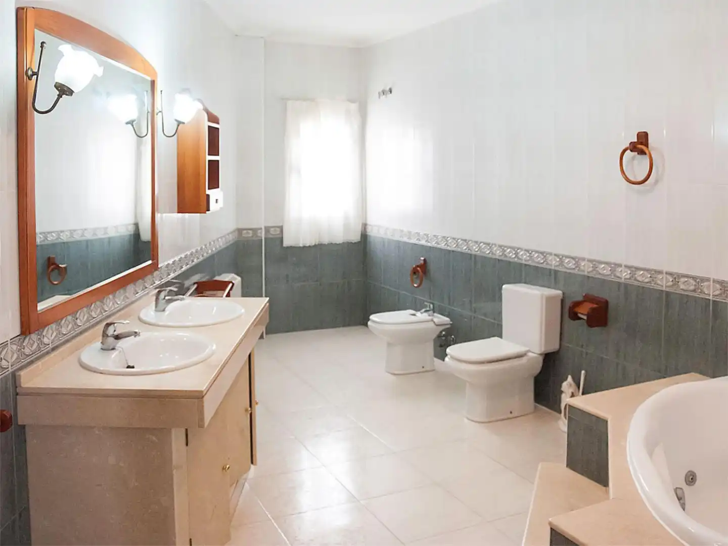 Bathroom of Flat for sale in Segura de la Sierra  with Air Conditioner and Balcony