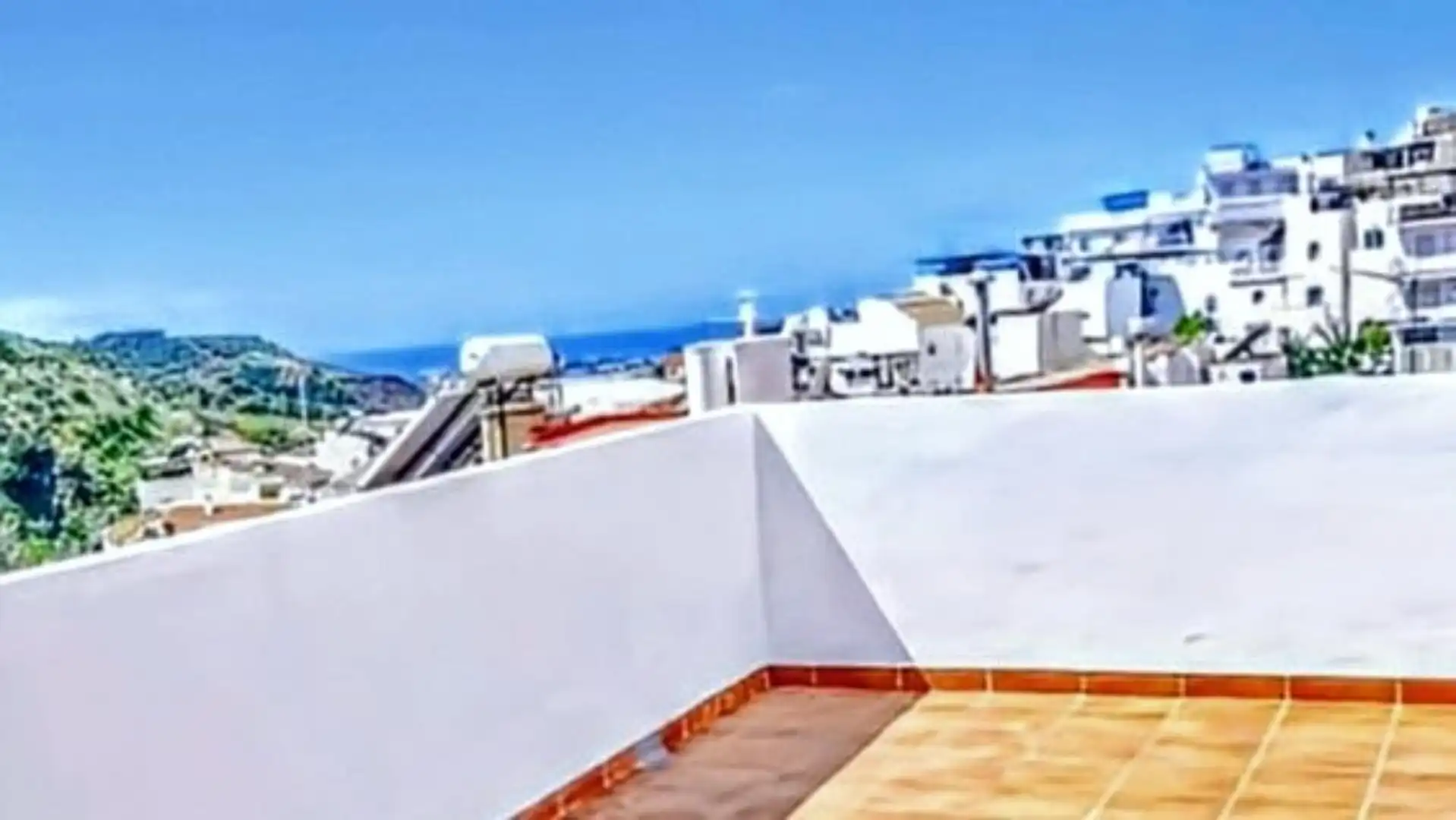 Vista exterior de Casa adosada en venda en Algarrobo amb Terrassa