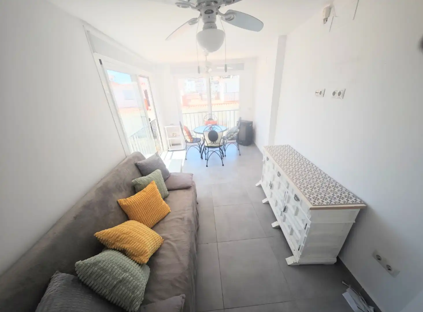 Sala d'estar de Casa adosada en venda en Algarrobo amb Terrassa