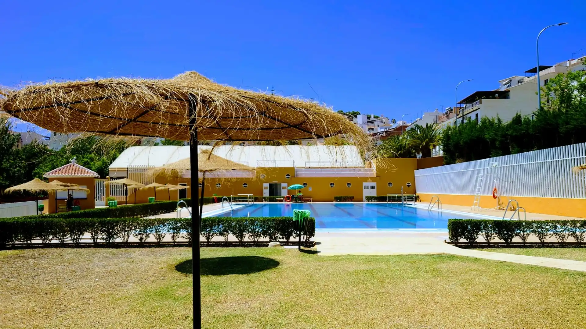 Piscina de Casa adosada en venda en Algarrobo amb Terrassa