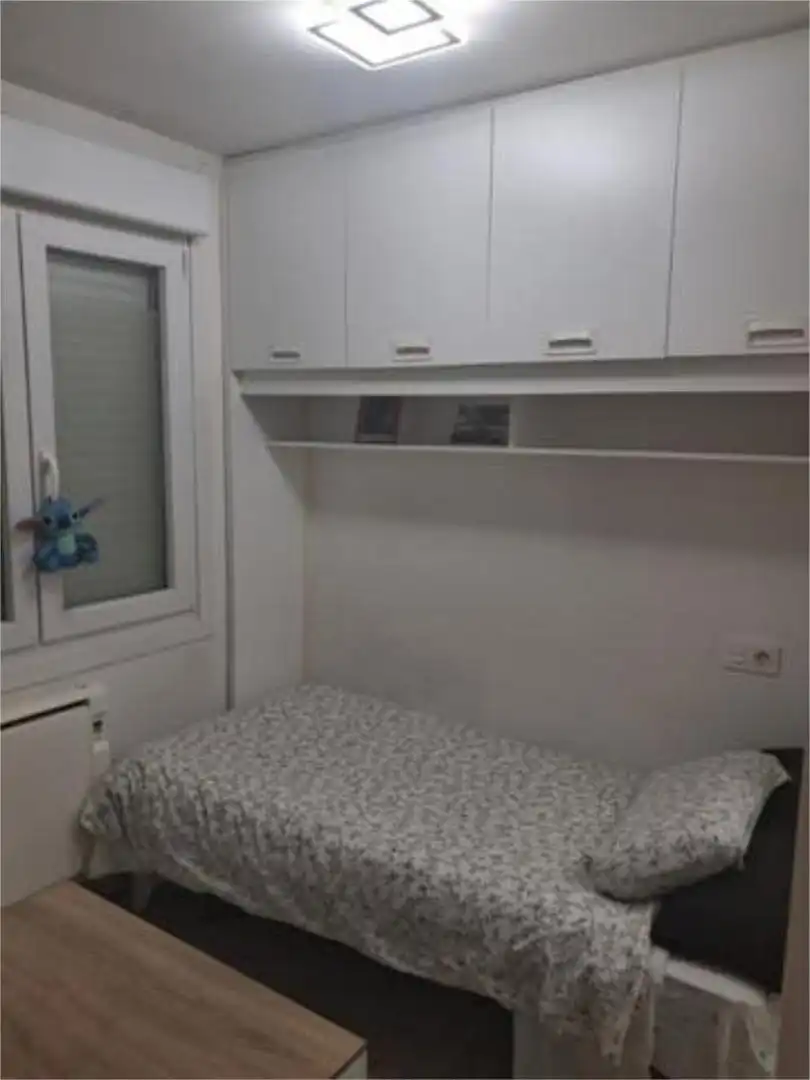 Dormitori de Apartament de lloguer en Barakaldo  amb Calefacció i Moblat