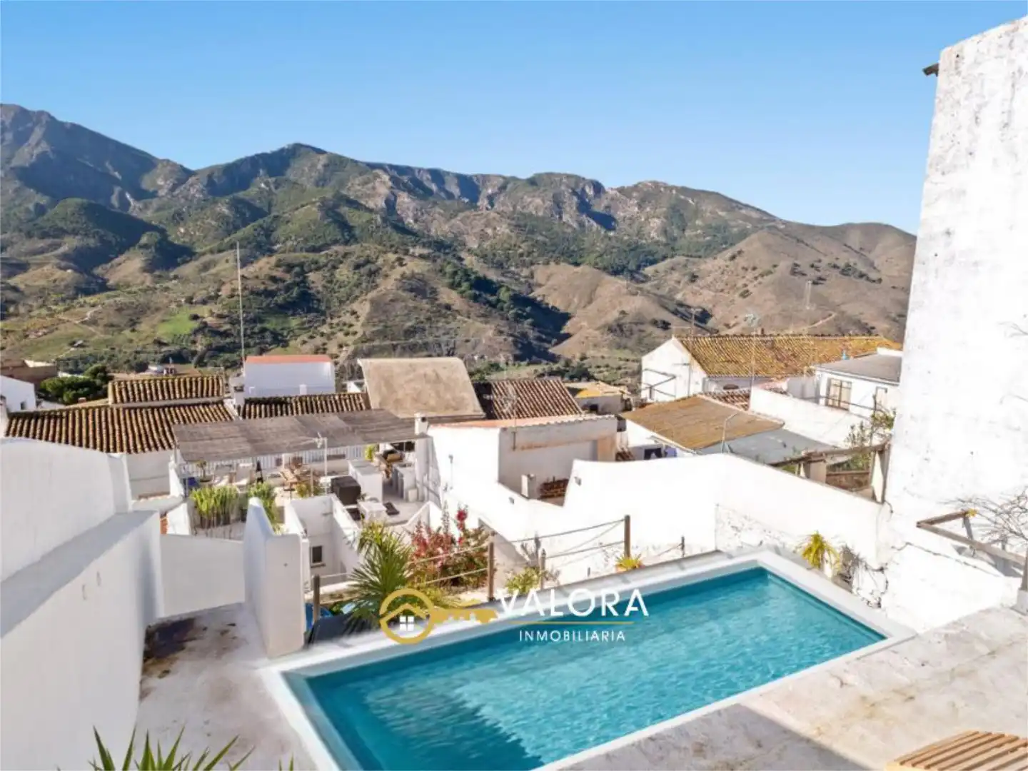 Vista exterior de Casa o xalet en venda en Carratraca amb Aire condicionat, Terrassa i Piscina