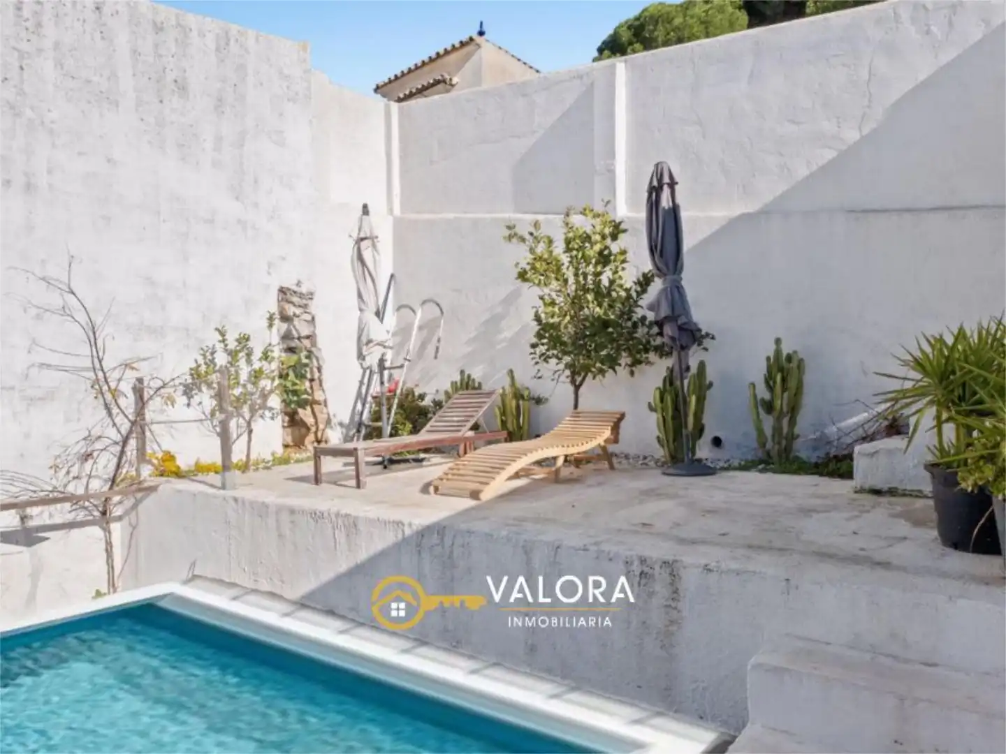Vista exterior de Casa o xalet en venda en Carratraca amb Aire condicionat, Terrassa i Piscina