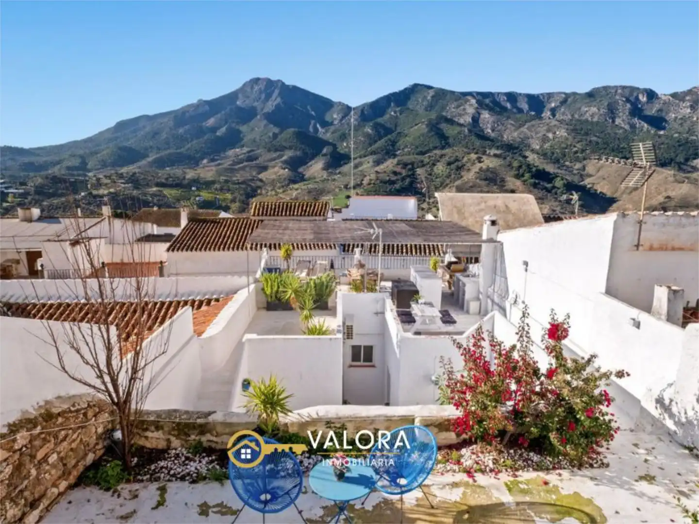 Vista exterior de Casa o xalet en venda en Carratraca amb Aire condicionat, Terrassa i Piscina