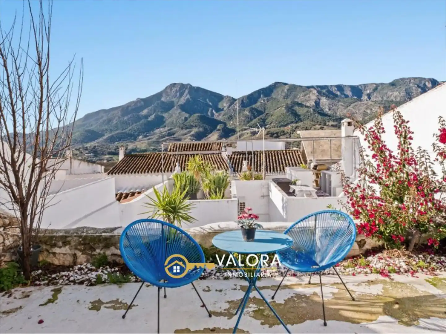Vista exterior de Casa o xalet en venda en Carratraca amb Aire condicionat, Terrassa i Piscina