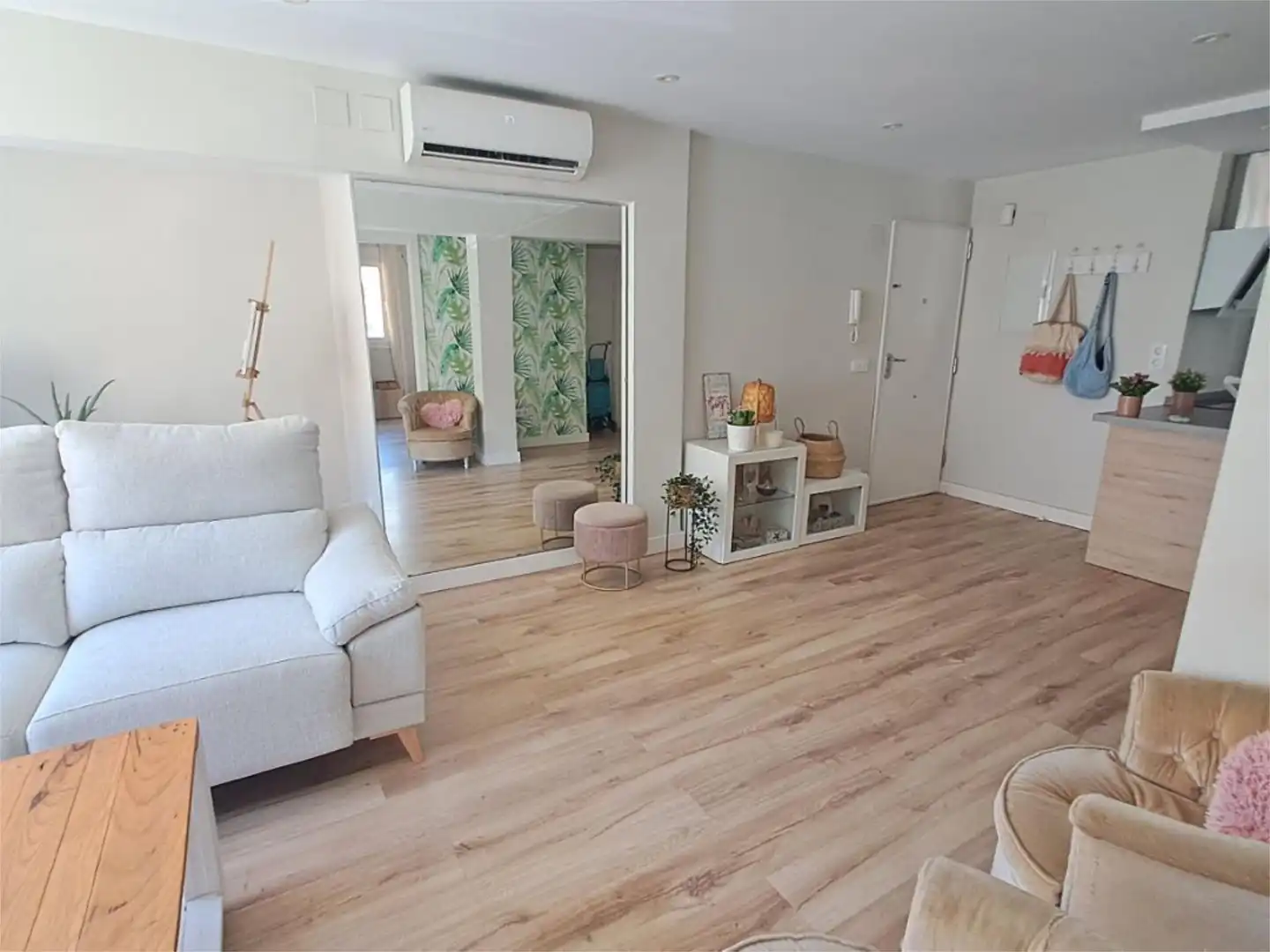 Flat for rent in Calle Sor Milagros, 4, Triana Oeste Living room of Flat for rent in Sevilla Capital with Air Conditioner and Balcony