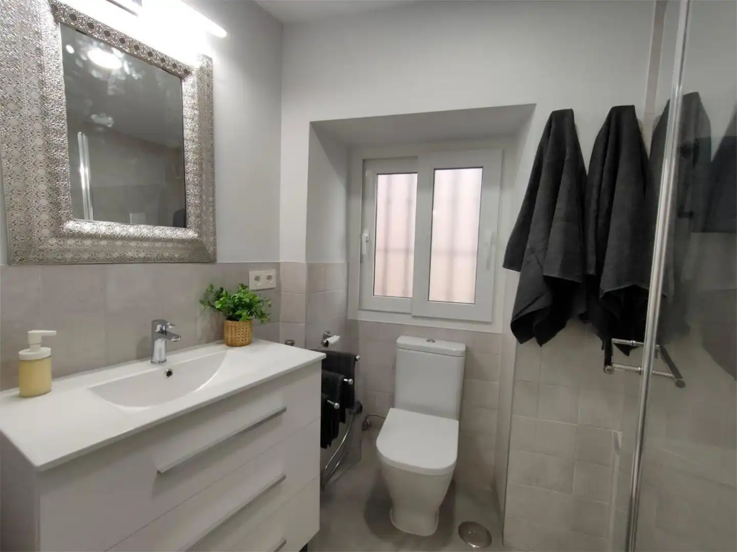 Bathroom of Detached homes for sale in Sevilla  with Air Conditioner, Heating and Furnished