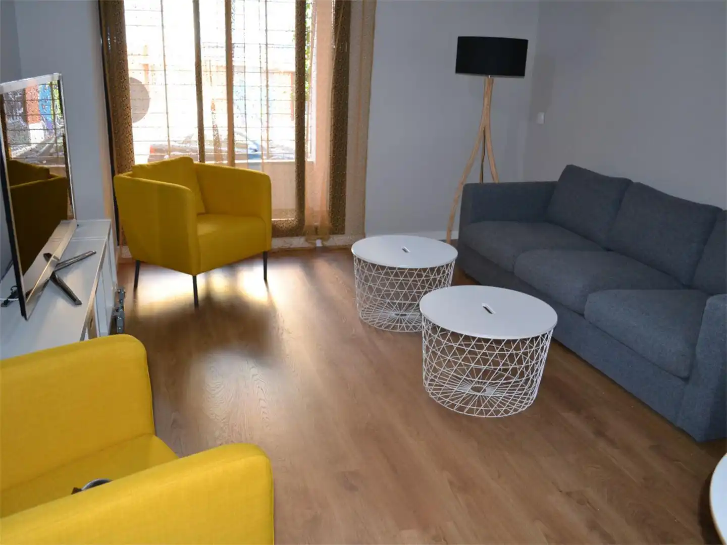 Living room of Flat for rent in  Sevilla Capital  with Air Conditioner, Heating and Parquet flooring