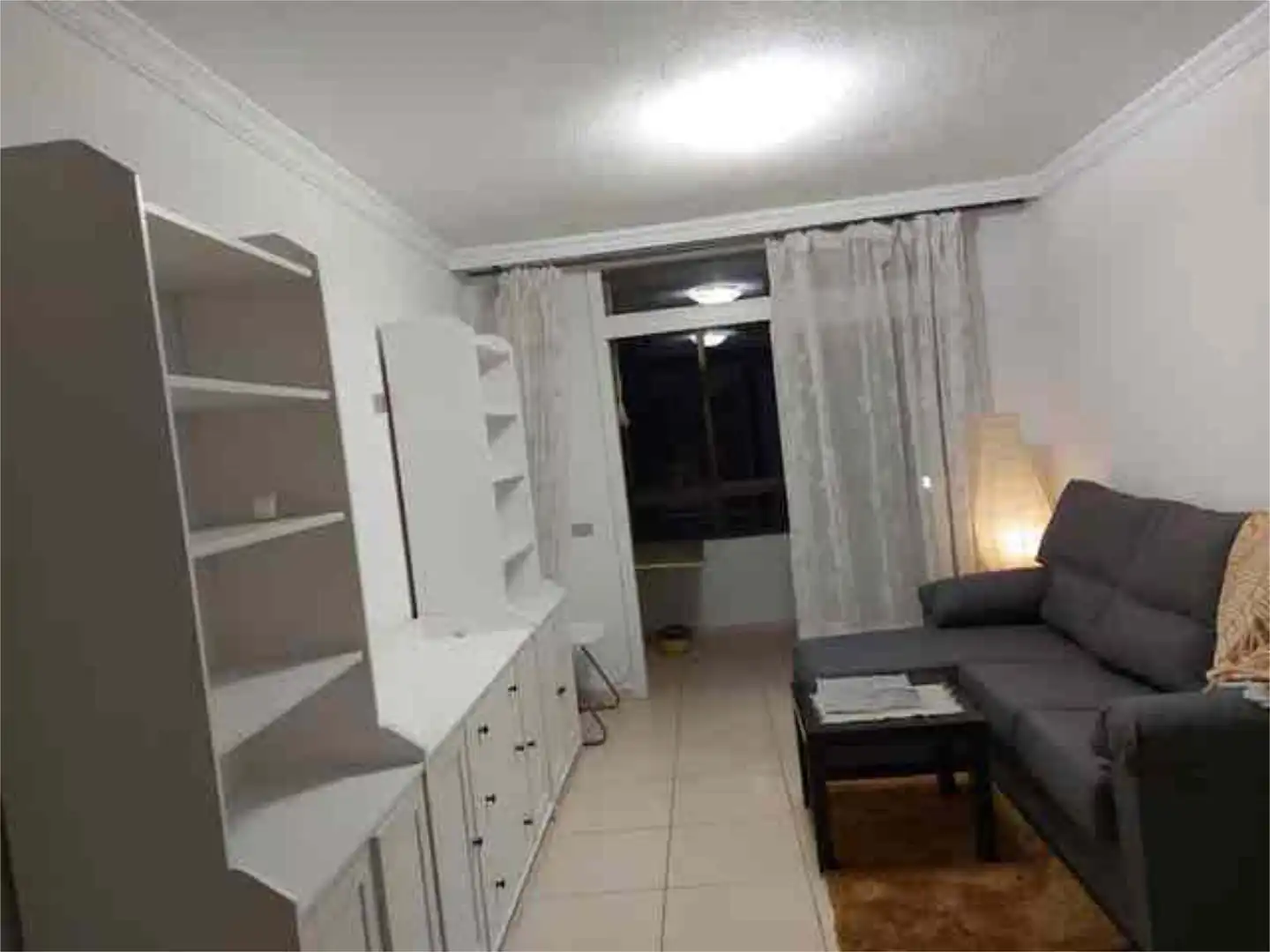 Wohnung zur Miete in La Salle - Cuatro Torres Wohnzimmer von Wohnung zur Miete in Santa Cruz de Tenerife mit Privatgarten, Terrasse und Möbliert