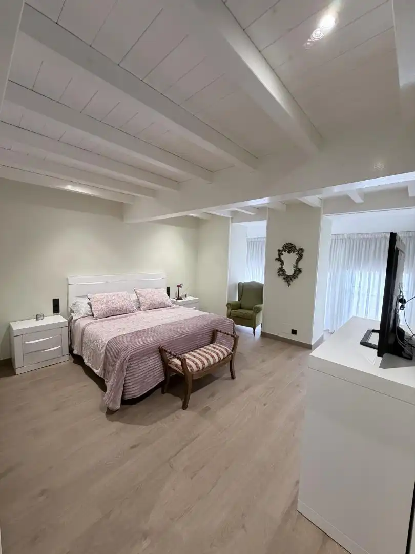 Casa adosada en venda a Rua Virxe da O, 18, A Gándara Dormitori de Casa adosada en venda en Narón amb Aire condicionat, Calefacció i Jardí privat