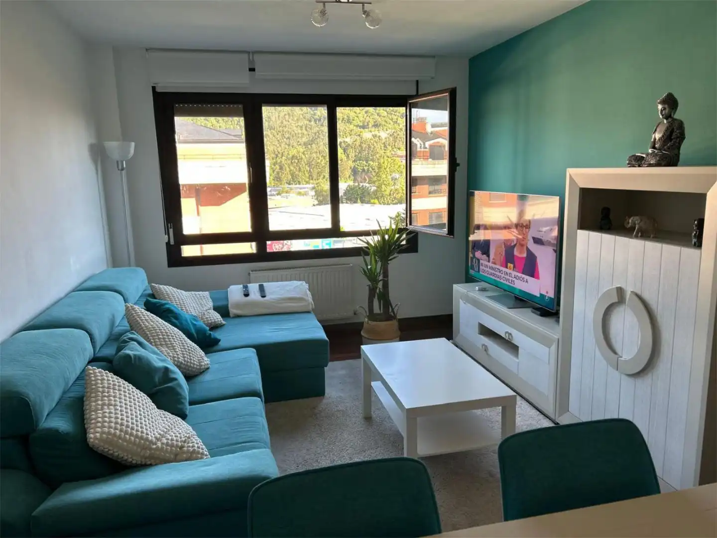 Sala de estar de Piso en venta en Castro-Urdiales con Piscina