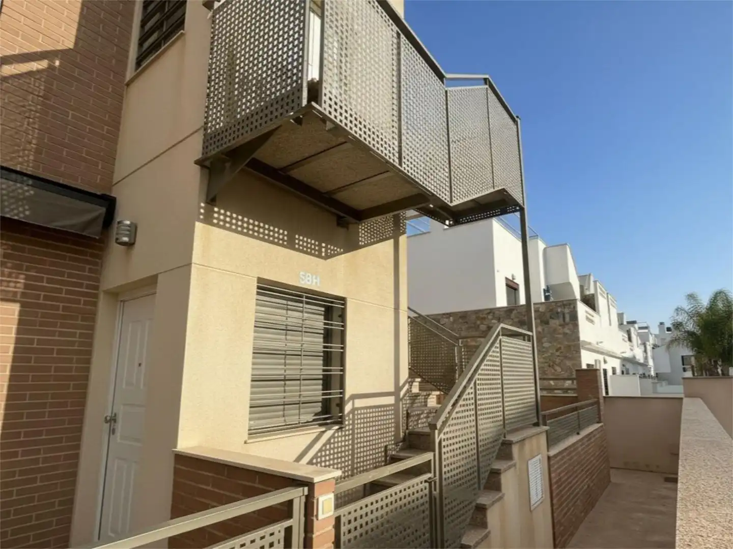 Außenansicht von Wohnungen zum Verkauf in Pilar de la Horadada mit Klimaanlage, Terrasse und Schwimmbad