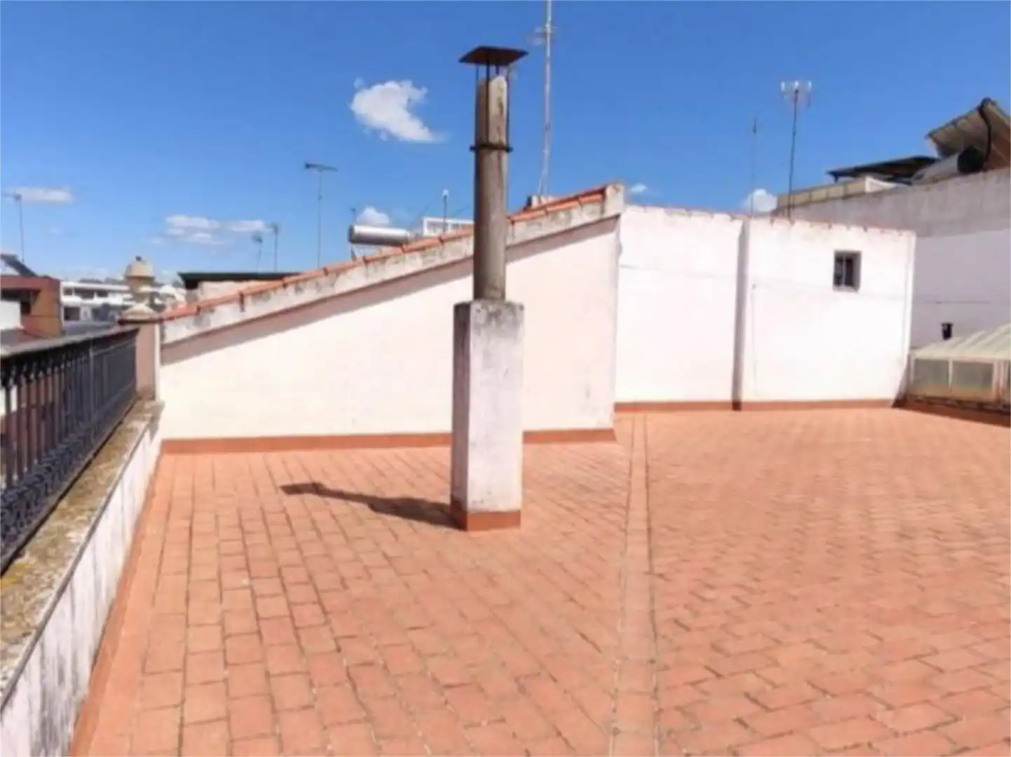 Flat for sale in Calle Esperanza, 2, Lora del Río Parking of Flat for sale in Lora del Río with Air Conditioner, Terrace and Balcony