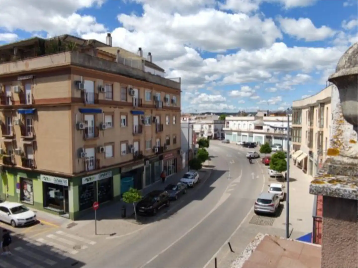 Außenansicht von Wohnung zum Verkauf in Lora del Río mit Klimaanlage, Terrasse und Balkon