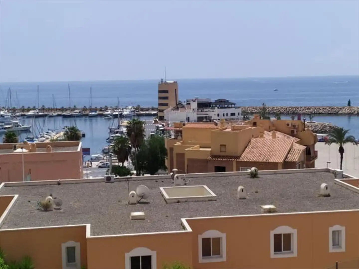 Apartamento de alquiler en El Puerto Vista exterior de Apartamento de alquiler en Roquetas de Mar con Calefacción, Jardín privado y Terraza