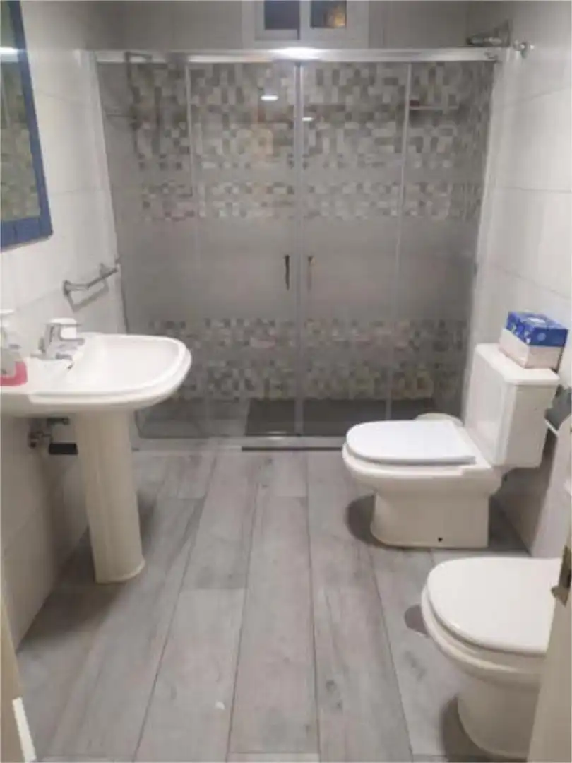 Apartamento de alquiler en El Puerto Baño de Apartamento de alquiler en Roquetas de Mar con Calefacción, Jardín privado y Terraza