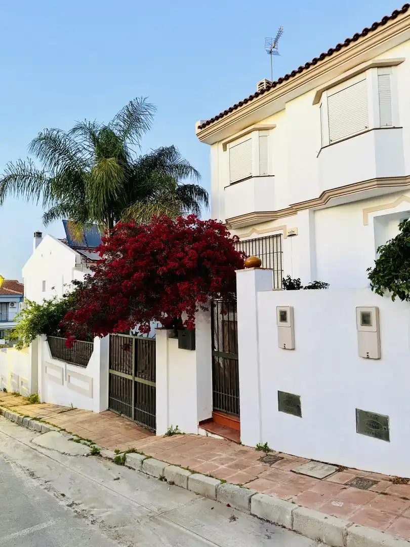 Vista exterior de Casa o xalet en venda en Alhaurín de la Torre amb Jardí privat, Traster i Piscina