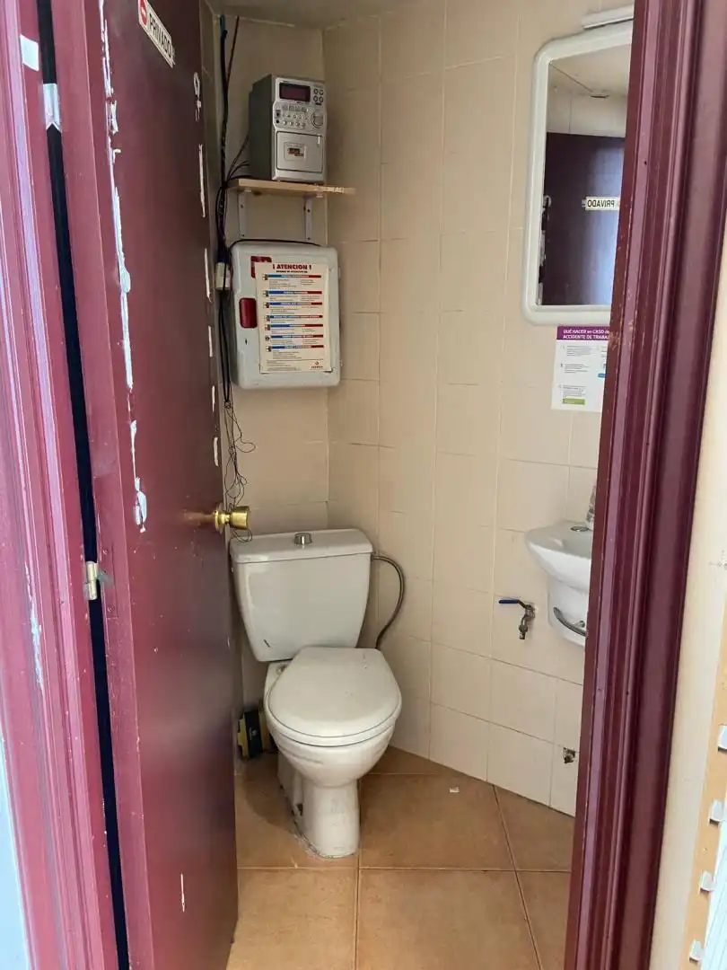 Baño de Local de alquiler en Pontevedra Capital  con Aire acondicionado
