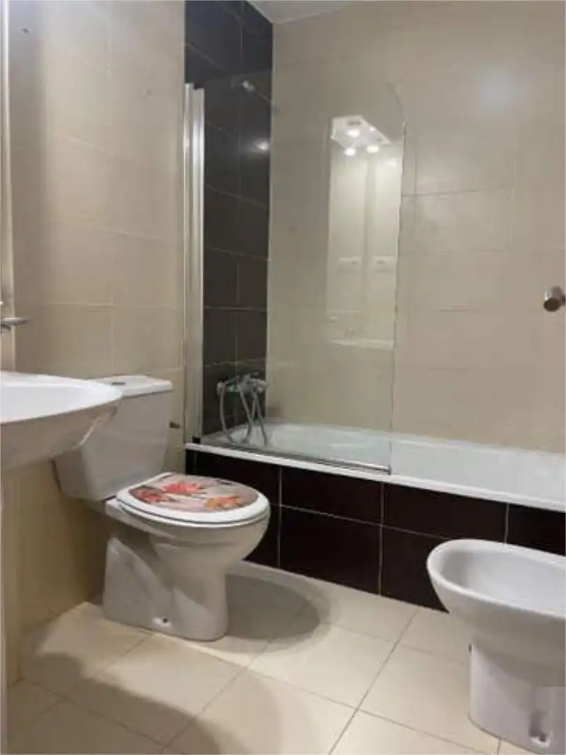 Piso de alquiler en Camino de los Neveros - Serrallo Baño de Piso de alquiler en Granada Capital con Terraza y Piscina
