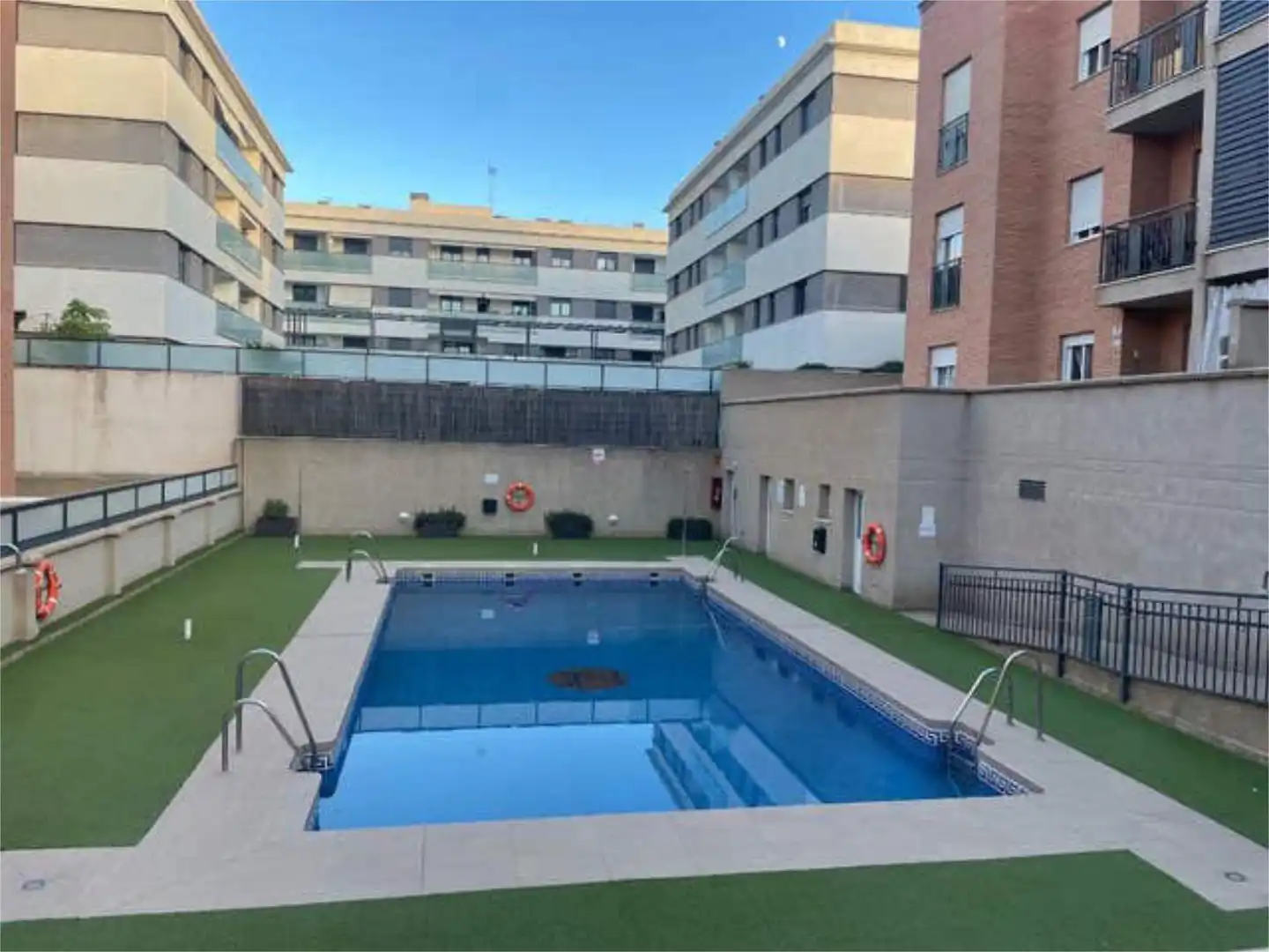 Piso de alquiler en Camino de los Neveros - Serrallo Piscina de Piso de alquiler en Granada Capital con Terraza y Piscina