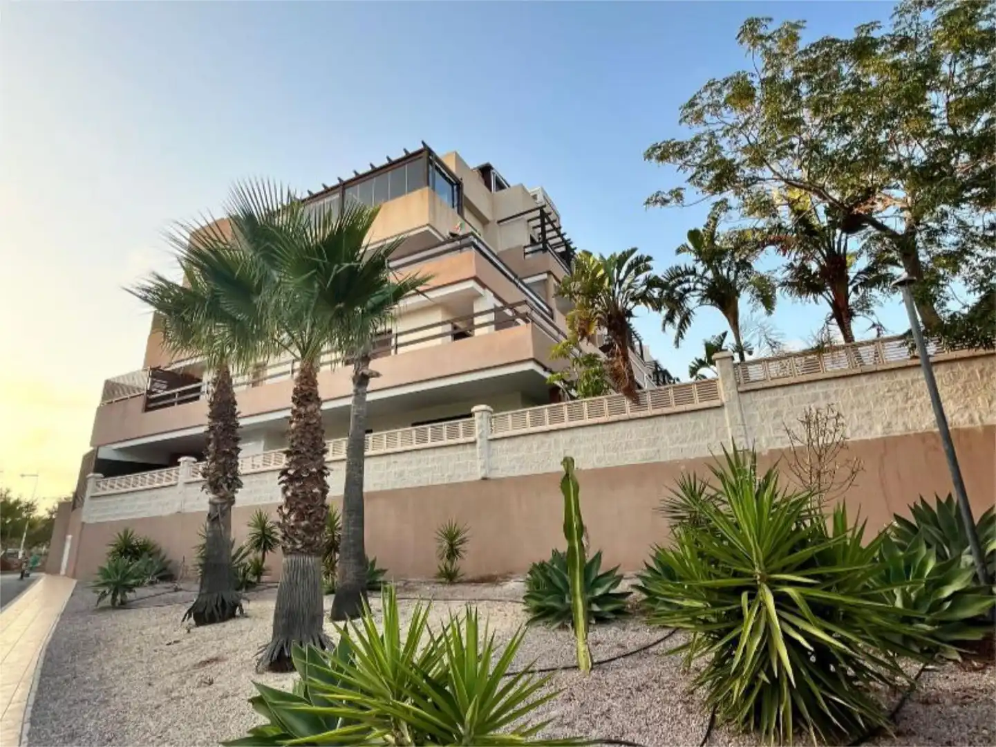 Piso en venta en Calle de los Juegos de Languedoc-Rosellon, 30, El Toyo Vista exterior de Piso en venta en Almería con Aire acondicionado, Jardín privado y Terraza