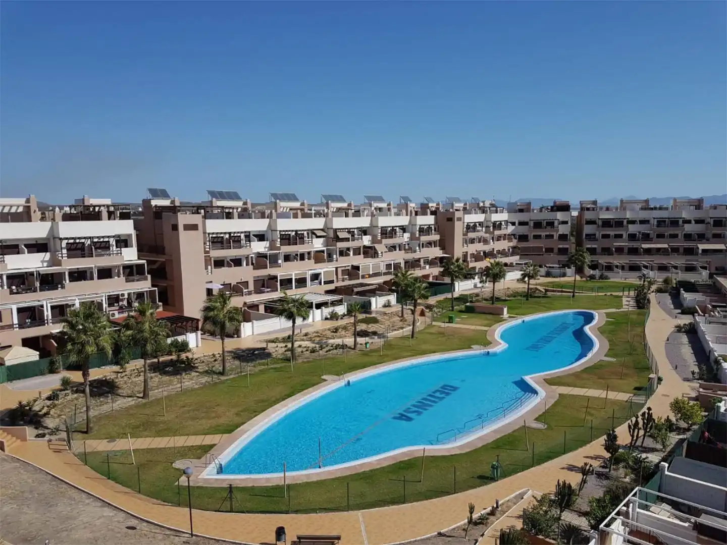 Piso en venta en Calle de los Juegos de Languedoc-Rosellon, 30, El Toyo Piscina de Piso en venta en Almería con Aire acondicionado, Jardín privado y Terraza