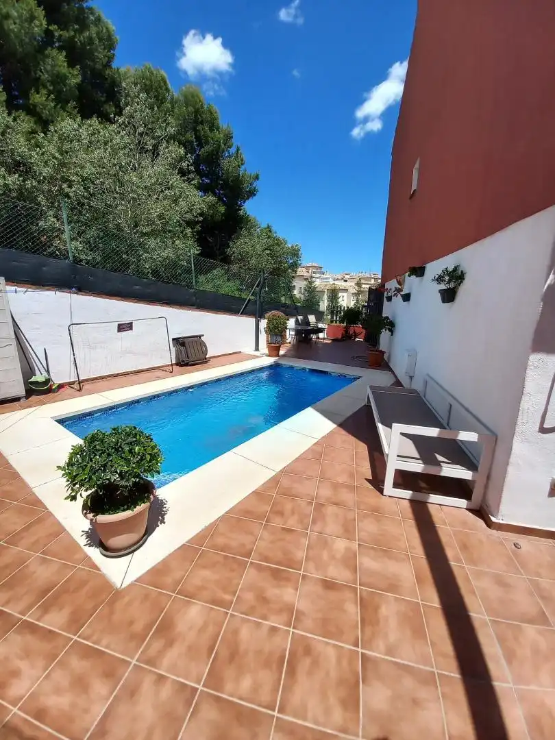 Casa adosada en venta en Calle Juan Blanco, 27, Zona Calvario Piscina de Casa adosada en venta en Estepona con Terraza, Piscina y Balcón