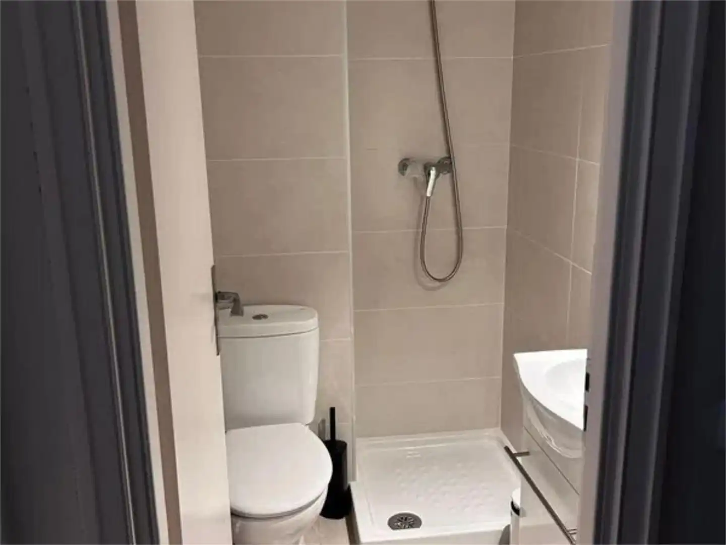Habitación en Urbanización los Escoriales, 1, Jardín de los Reyes - Parque Real Baño de Piso para compartir en El Escorial con Calefacción, Jardín privado y Piscina