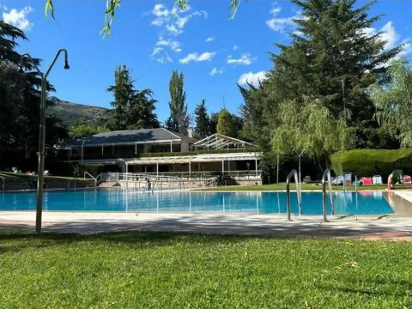 Habitación en Urbanización los Escoriales, 1, Jardín de los Reyes - Parque Real Piscina de Piso para compartir en El Escorial con Calefacción, Jardín privado y Piscina