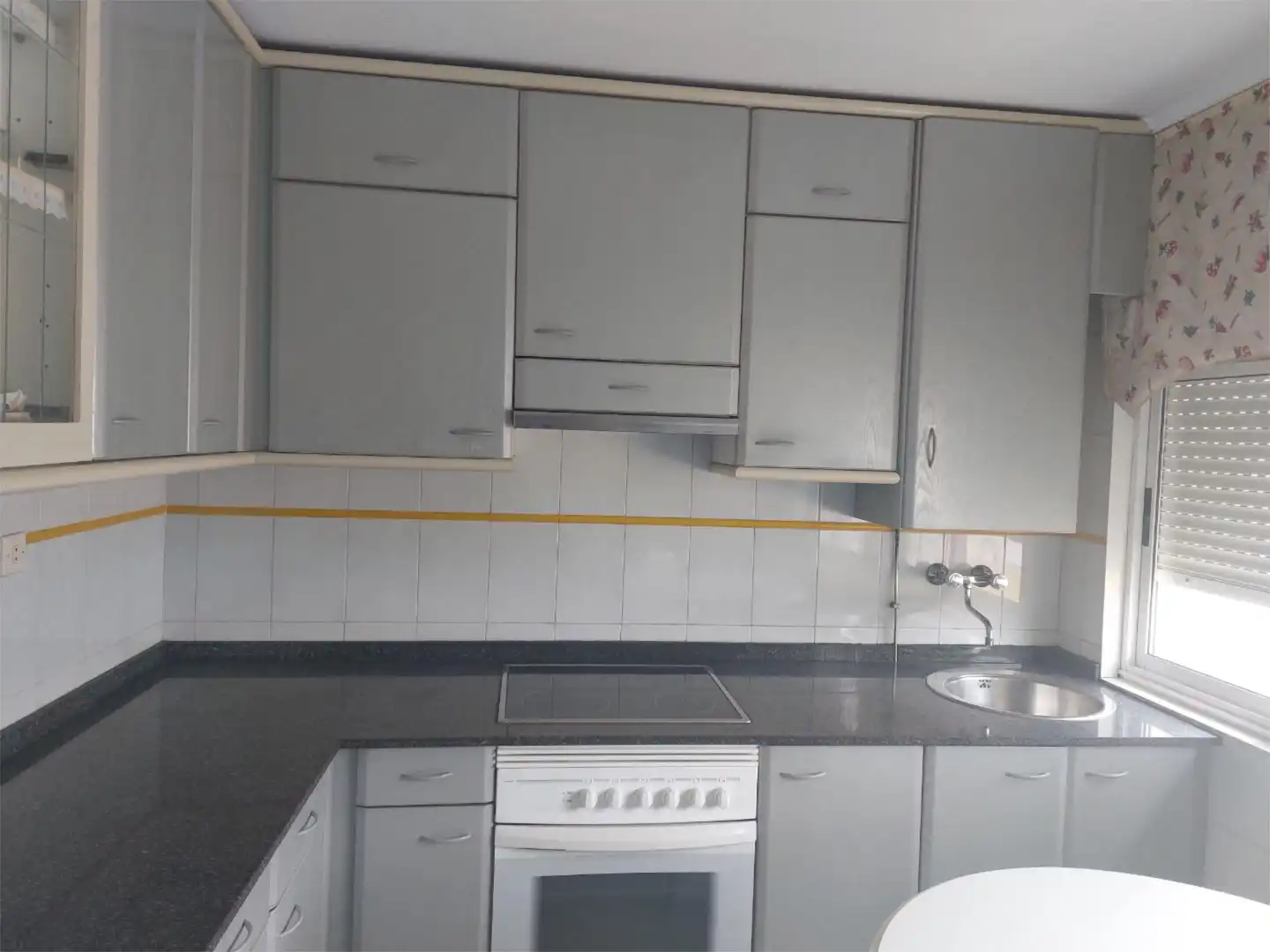 Piso en venta en Calle Alfoz de Pramaro, 2, Grado Cocina de Piso en venta en Grado