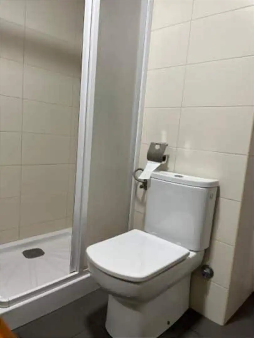 Apartamento de alquiler en Moncófar Playa Baño de Apartamento de alquiler en Moncofa con Terraza, Piscina y Amueblado